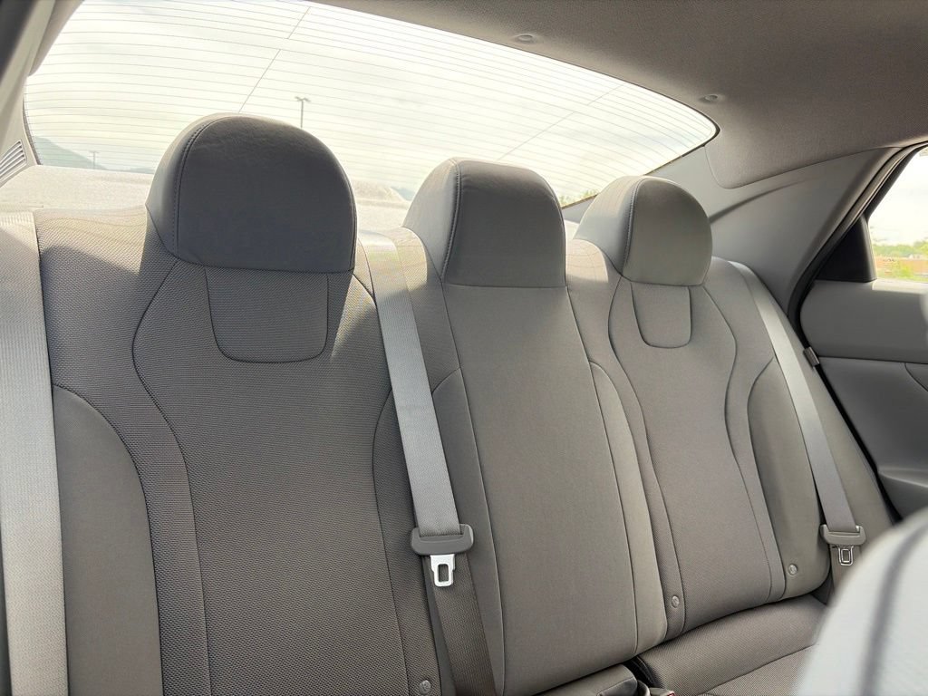 Used 2025 Hyundai Elantra SE FWD image 33