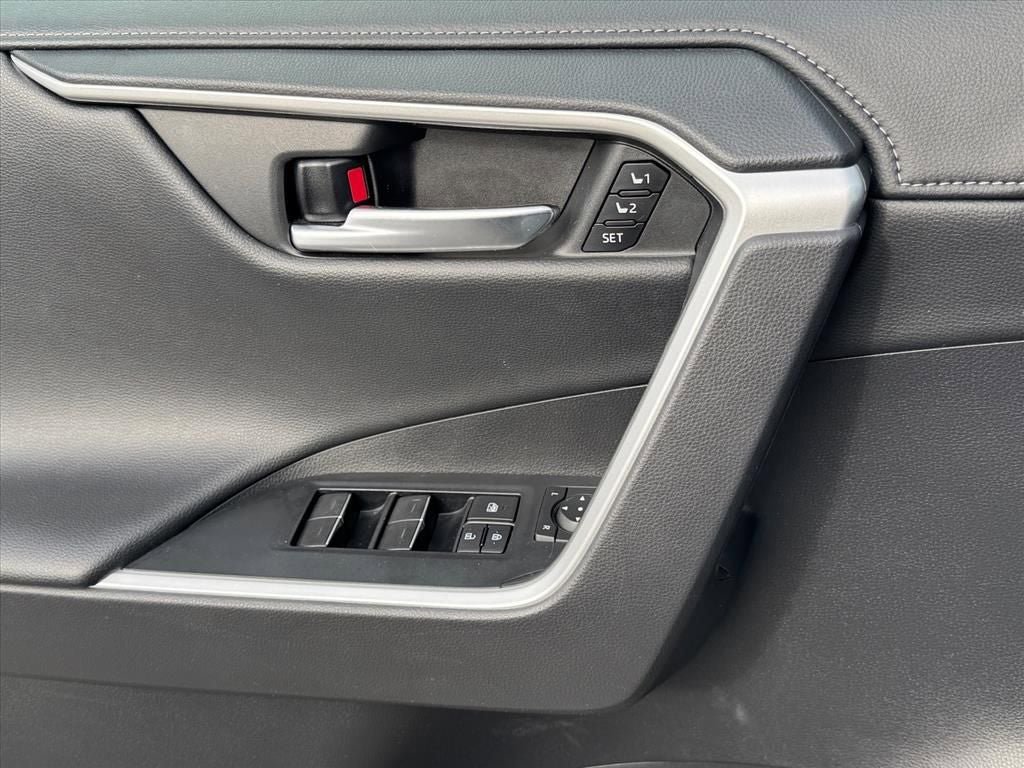 Used 2022 Toyota RAV4 Limited image 18