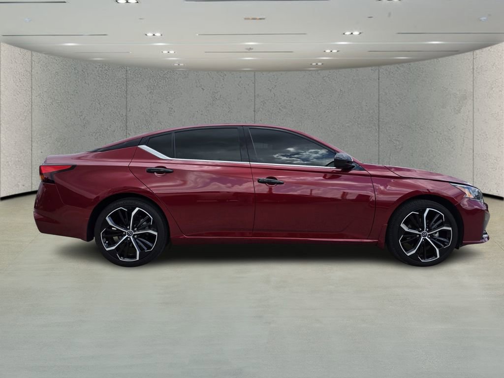 Used 2025 Nissan Altima 2.5 SR image 2