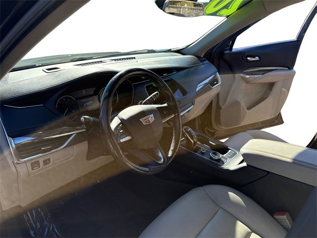 Used 2020 Cadillac XT4 Luxury w/ Cold Weather Package image 9