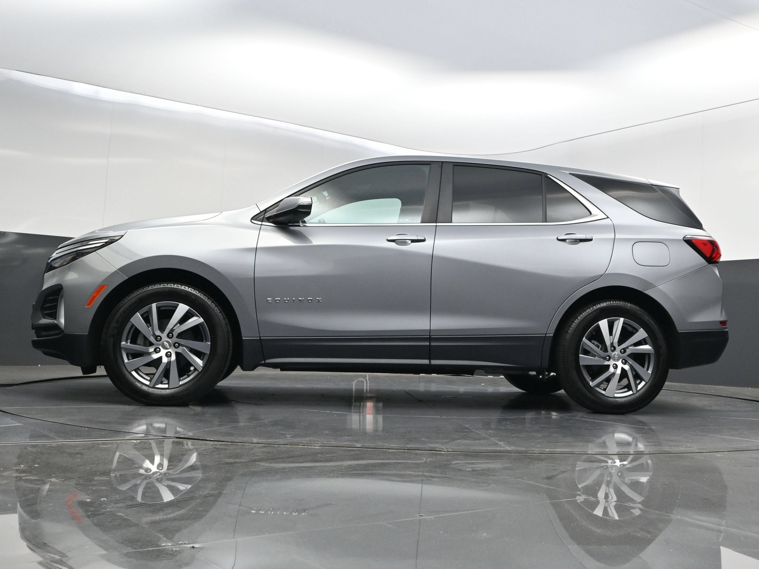 Used 2024 Chevrolet Equinox LT FWD image 38