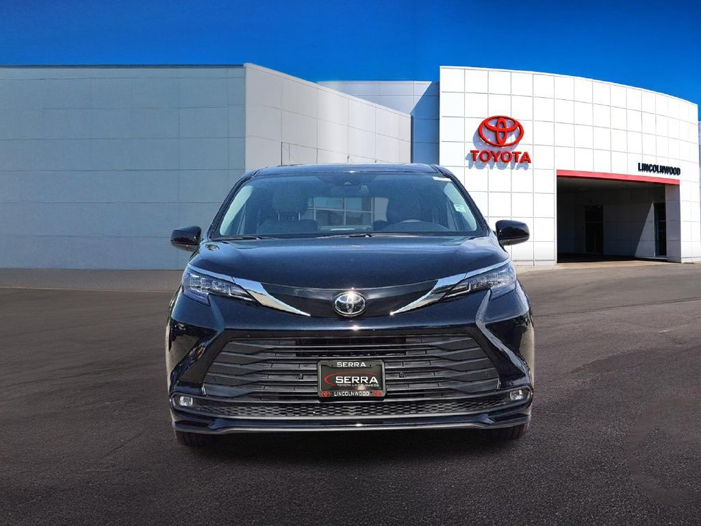 Used 2026 Toyota Sienna XLE FWD image 8