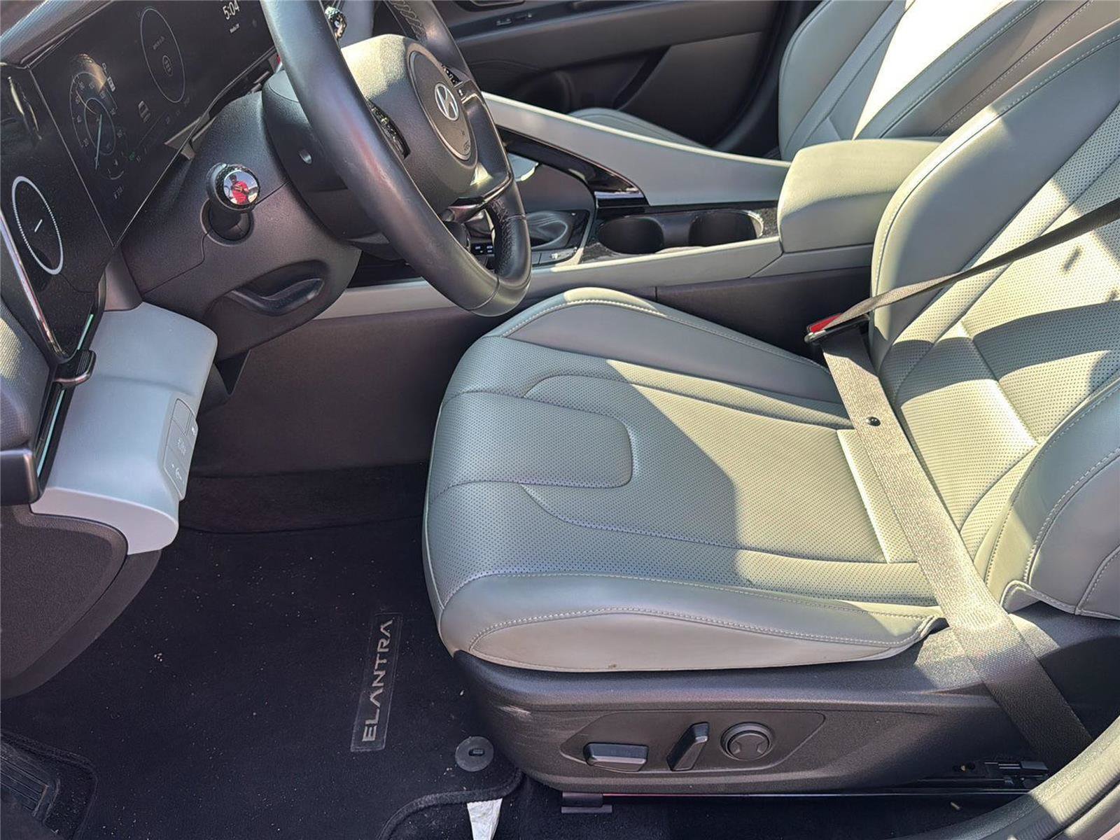 Used 2024 Hyundai Elantra Limited FWD image 17