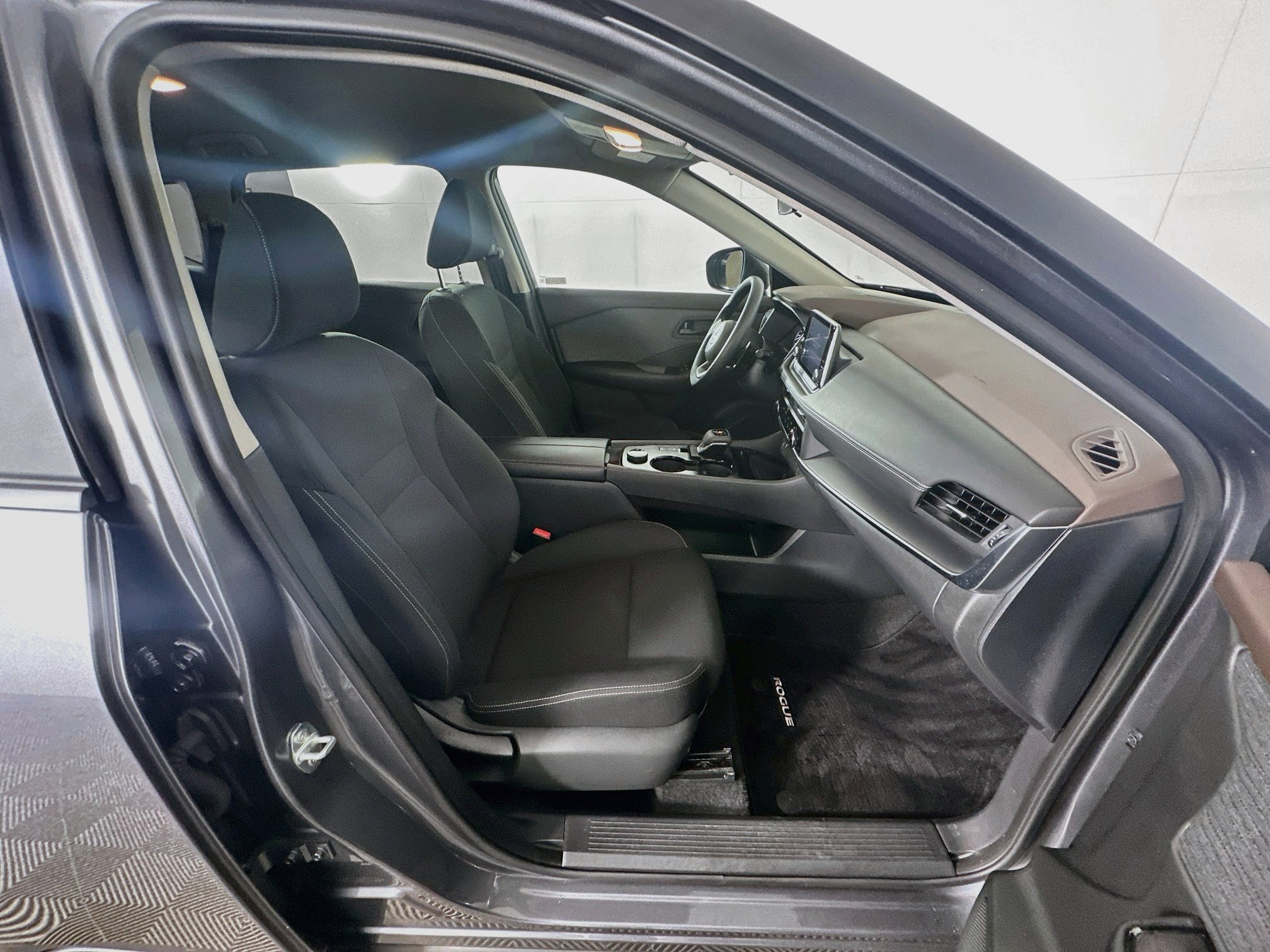 Used 2023 Nissan Rogue S AWD/4WD image 29
