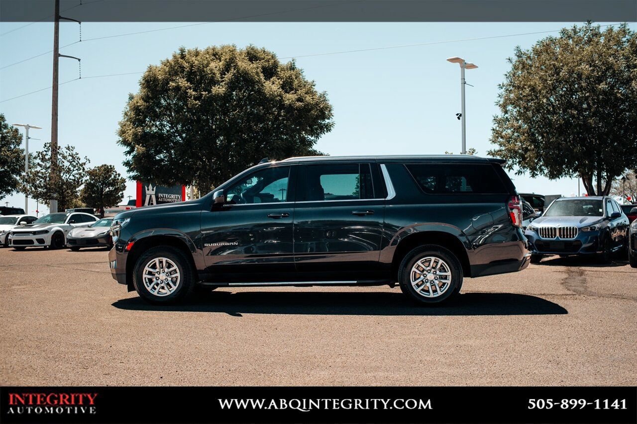 Used 2024 Chevrolet Suburban LT RWD image 4