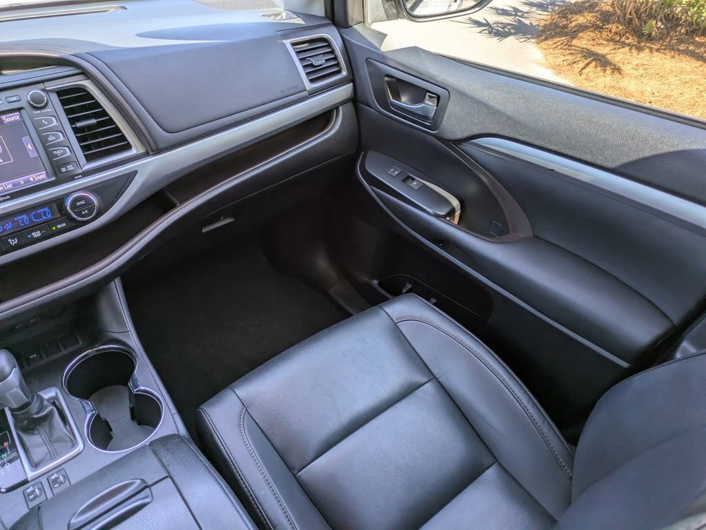 Used 2019 Toyota Highlander XLE FWD image 18