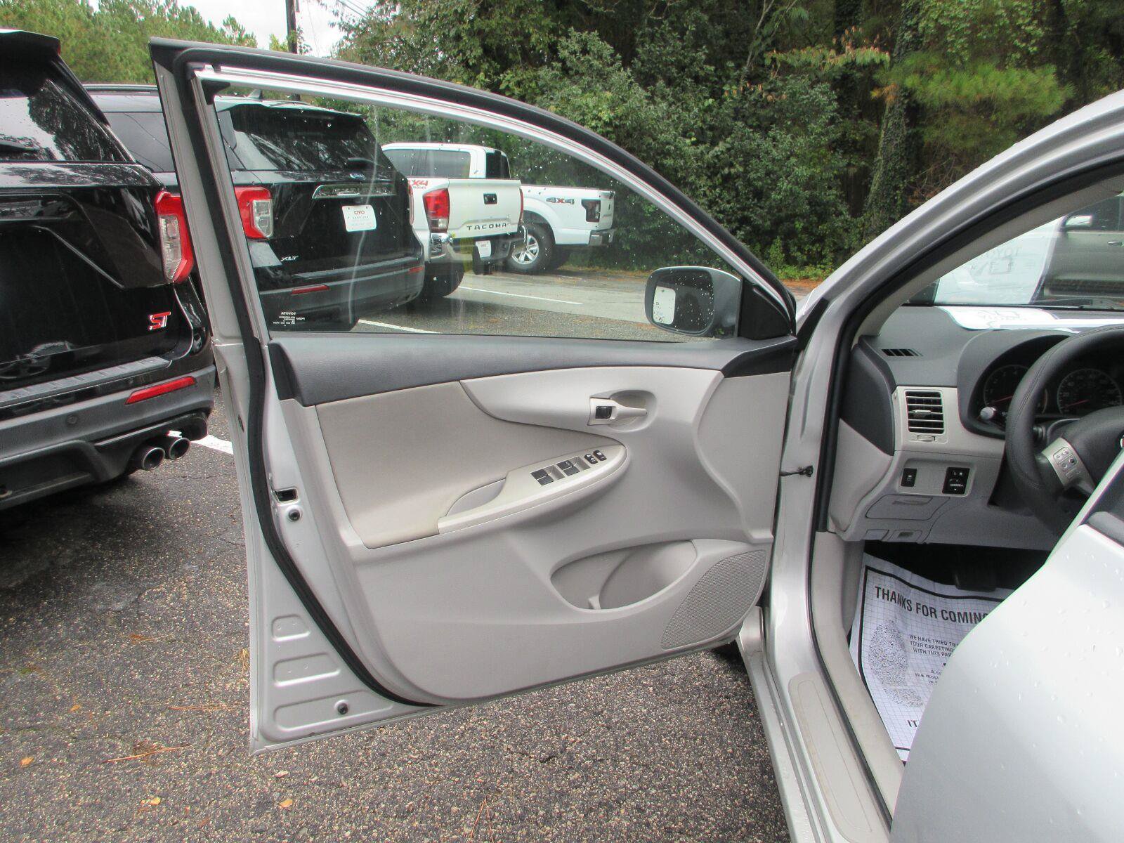 Used 2012 Toyota Corolla LE w/ Premium Pkg FWD image 10