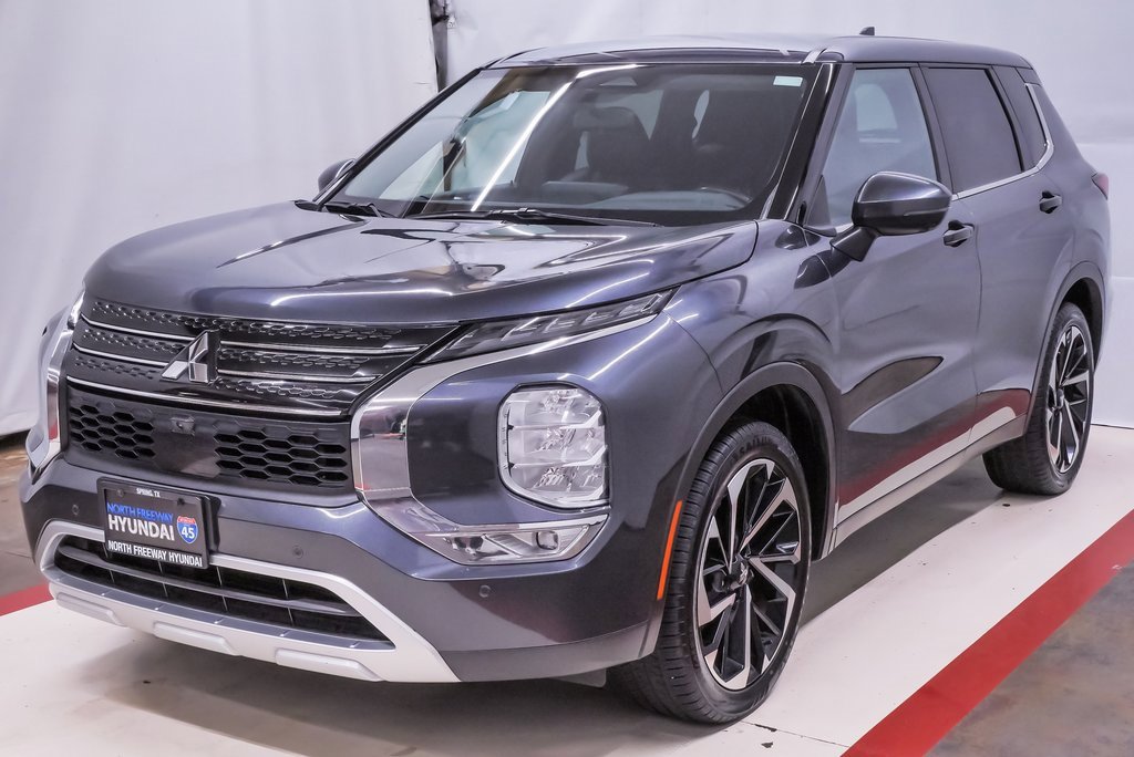 Used 2024 Mitsubishi Outlander SE image 1