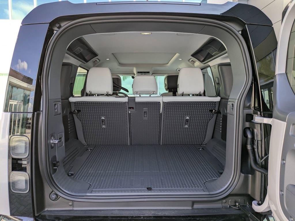 New 2026 Land Rover Defender 110 X-Dynamic SE image 13