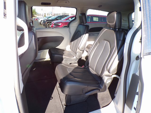 Used 2024 Chrysler Pacifica Touring-L image 10