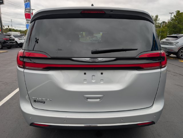 Used 2024 Chrysler Pacifica Touring-L FWD image 4
