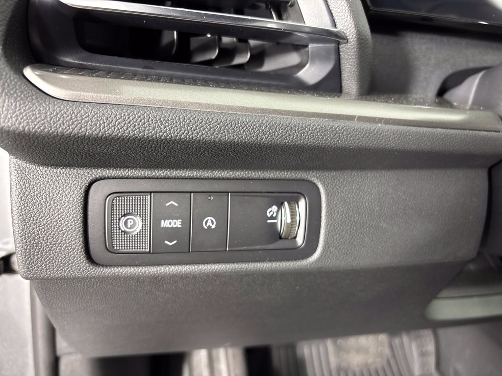 New 2027 Chevrolet Traverse LT w/ LPO, Floor Liner Package FWD image 31