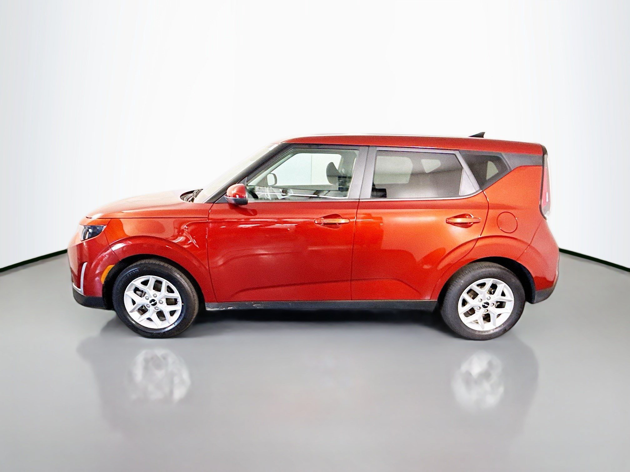 Used 2023 Kia Soul LX w/ LX Technology Package FWD image 6
