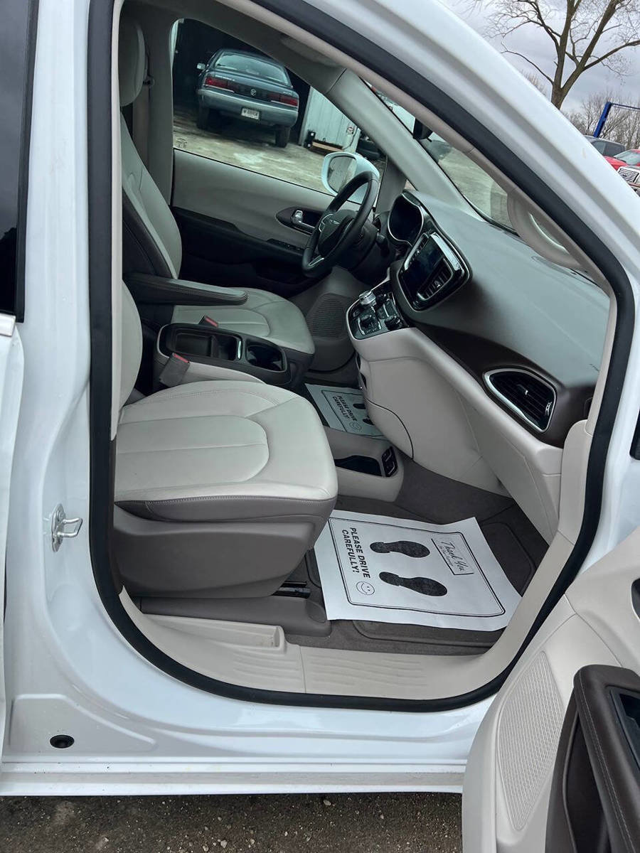 Used 2017 Chrysler Pacifica Touring-L w/ Tire & Wheel Group image 2