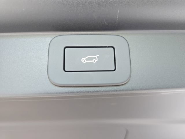 New 2026 Land Rover Range Rover Long Wheelbase SE AWD/4WD image 13