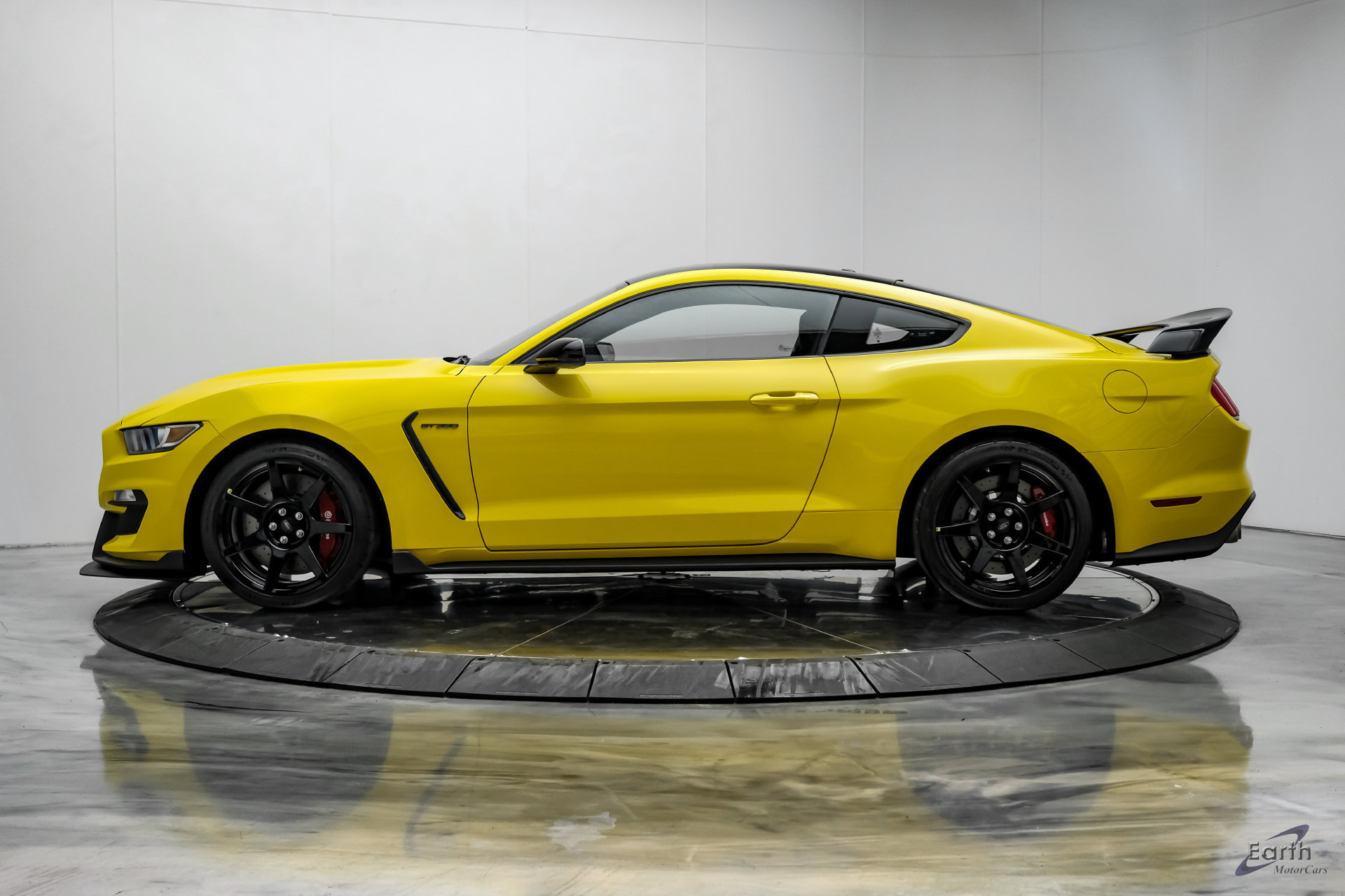 Used 2017 Ford Mustang Shelby GT350R w/ GT350R Equipment Group 920A RWD image 7