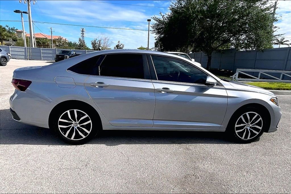 Used 2025 Volkswagen Jetta SE FWD image 4
