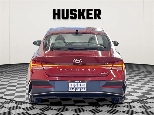 Used 2025 Hyundai Elantra Limited image 4