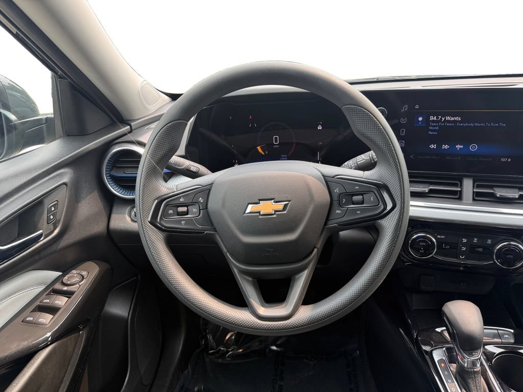 Used 2025 Chevrolet Trax LT FWD image 12