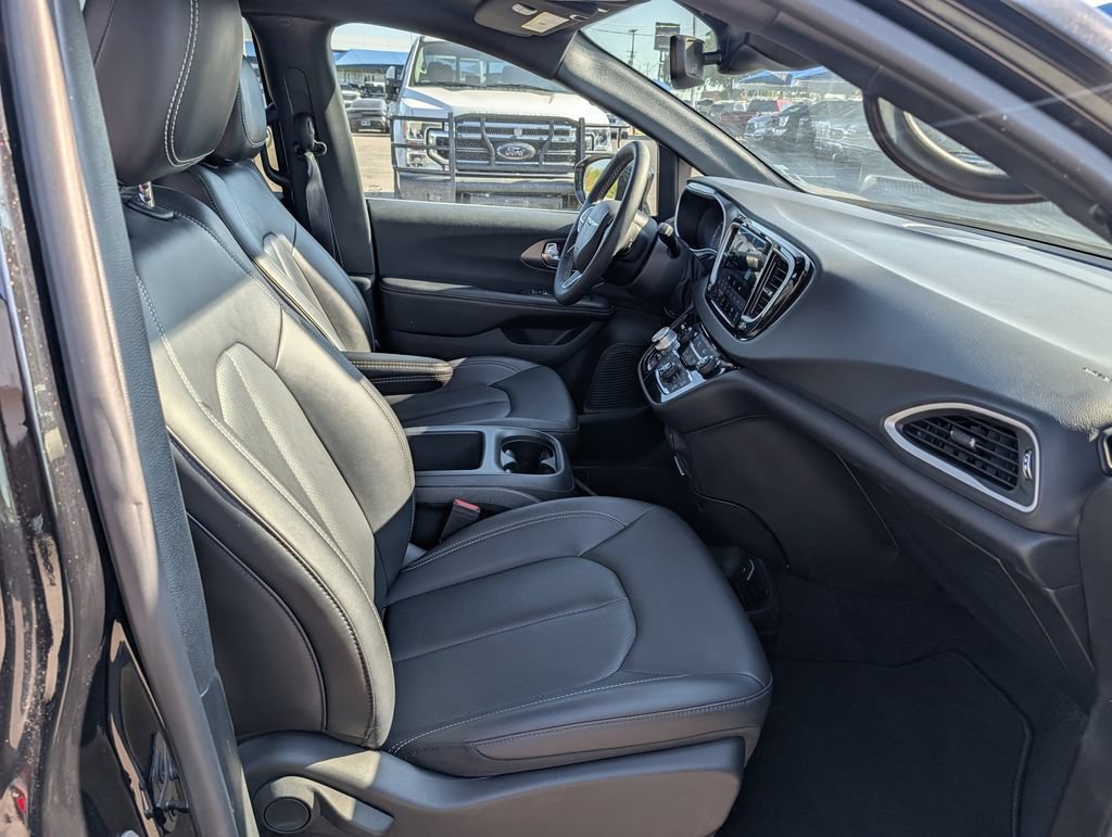 Used 2026 Chrysler Pacifica Select FWD image 30