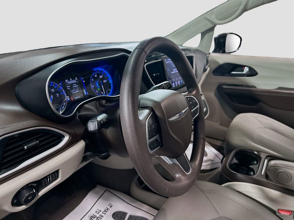 Used 2020 Chrysler Pacifica Touring image 10