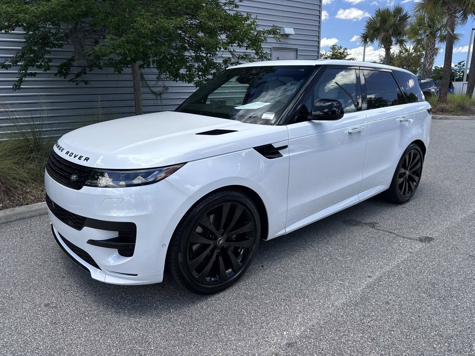Used 2024 Land Rover Range Rover Sport Dynamic SE AWD/4WD image 1