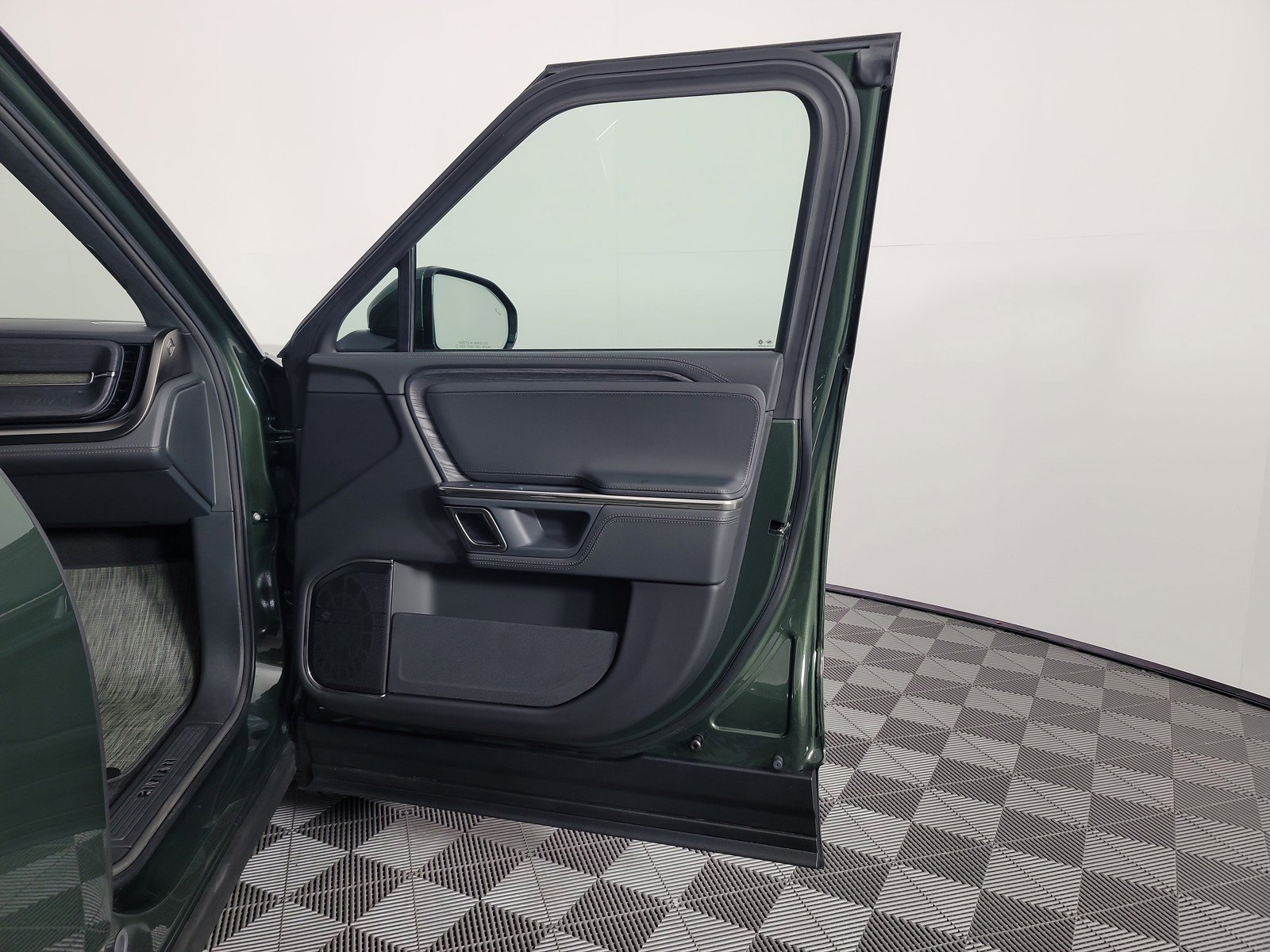 Used 2024 Rivian R1S Adventure image 18