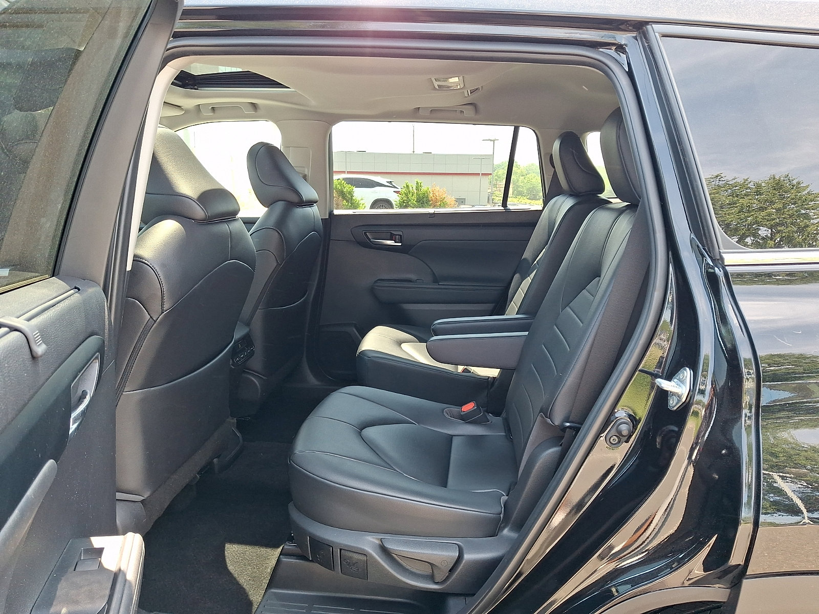 Certified 2023 Toyota Highlander XLE AWD/4WD image 10