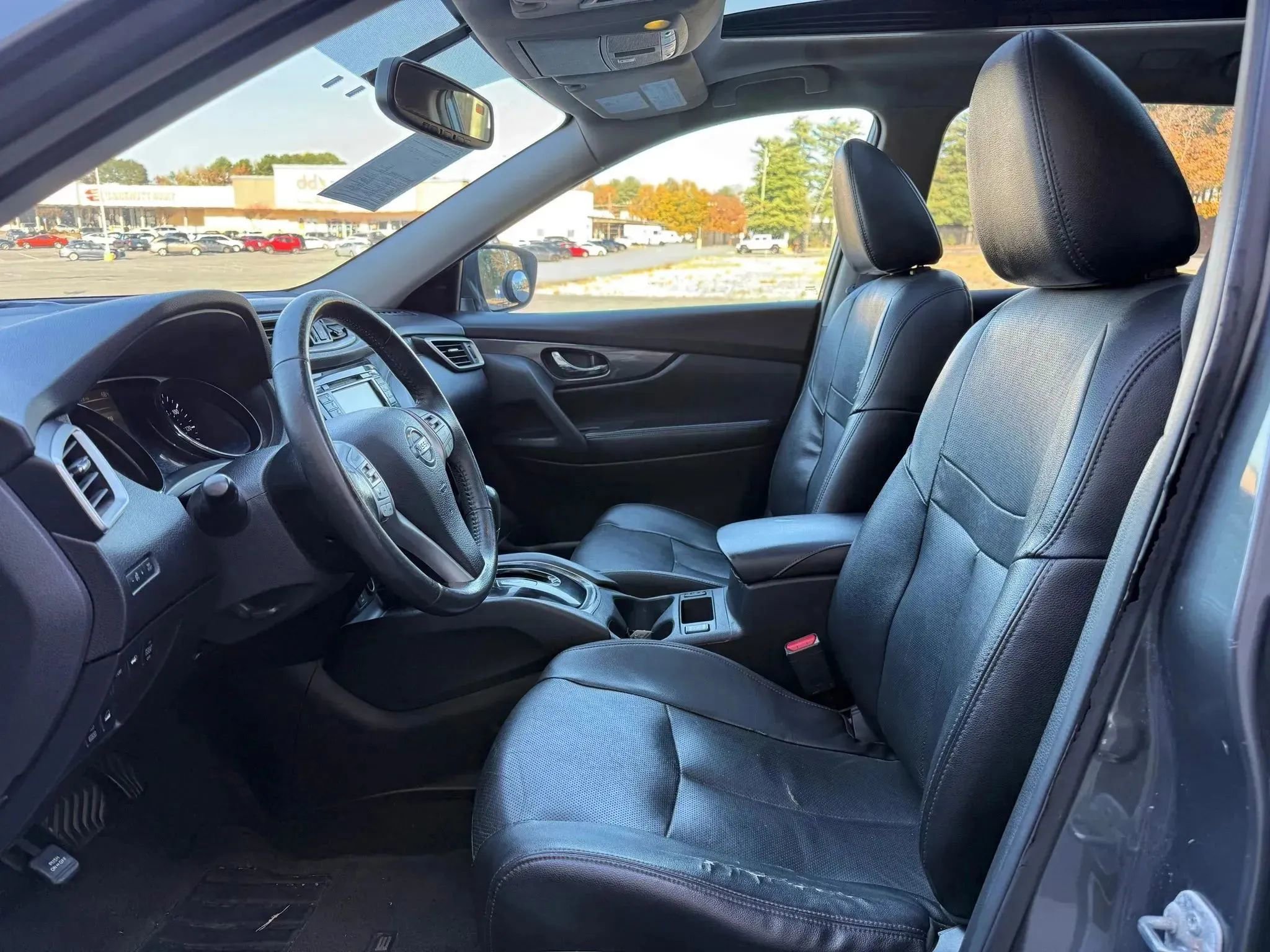 Used 2016 Nissan Rogue SL w/ SL Premium Package image 2