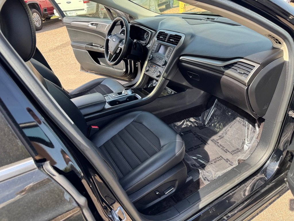 Used 2017 Ford Fusion SE w/ Equipment Group 601A image 32