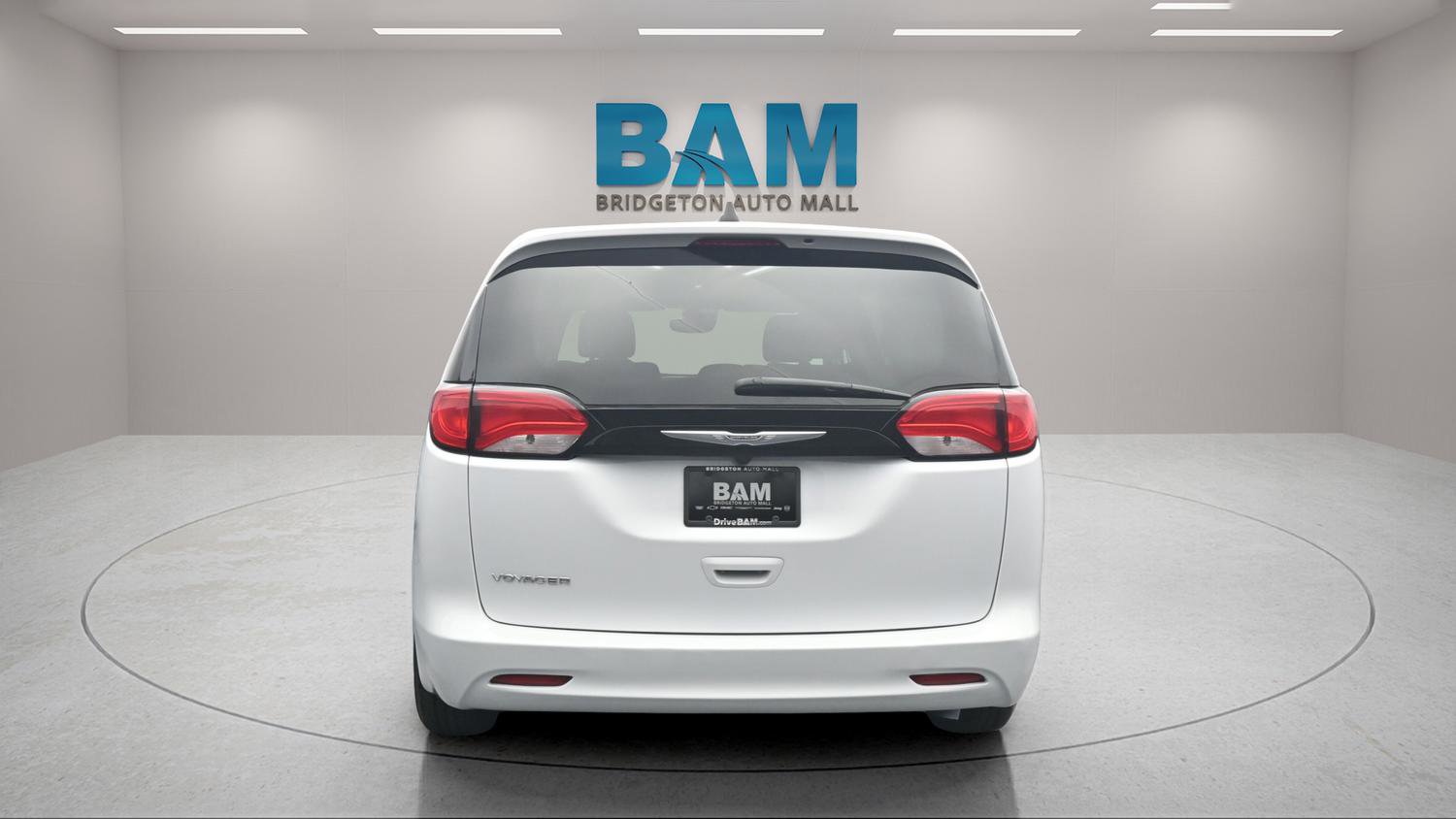 Used 2023 Chrysler Voyager LX image 5