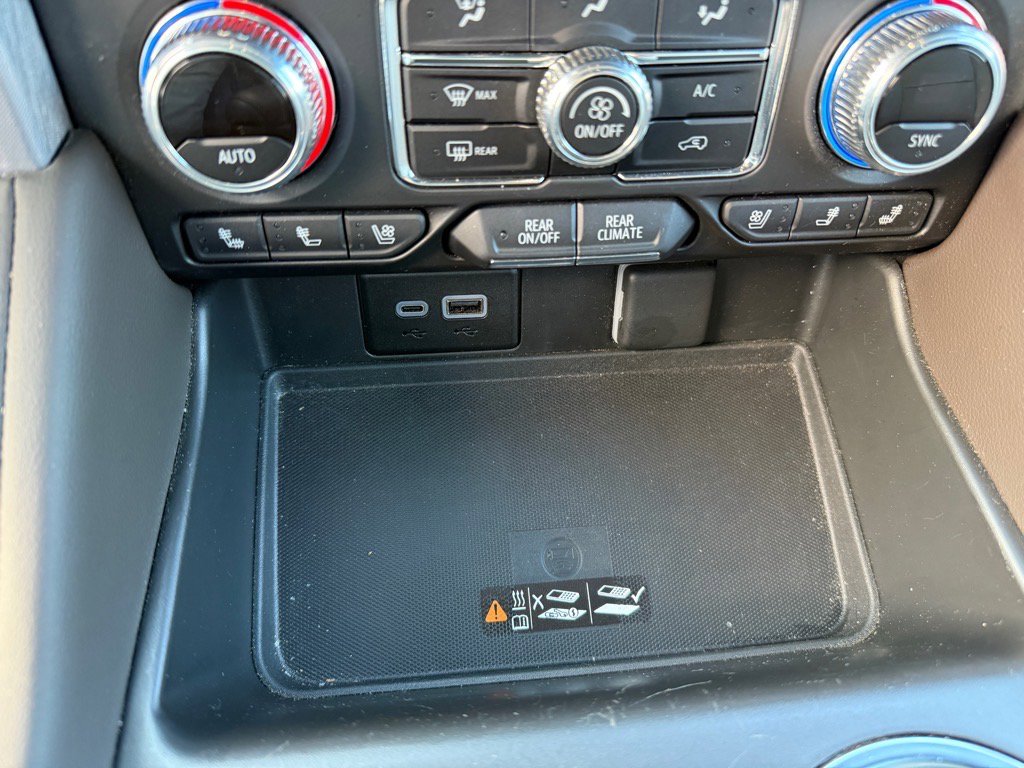 Used 2024 GMC Yukon SLT w/ SLT Luxury Package image 20