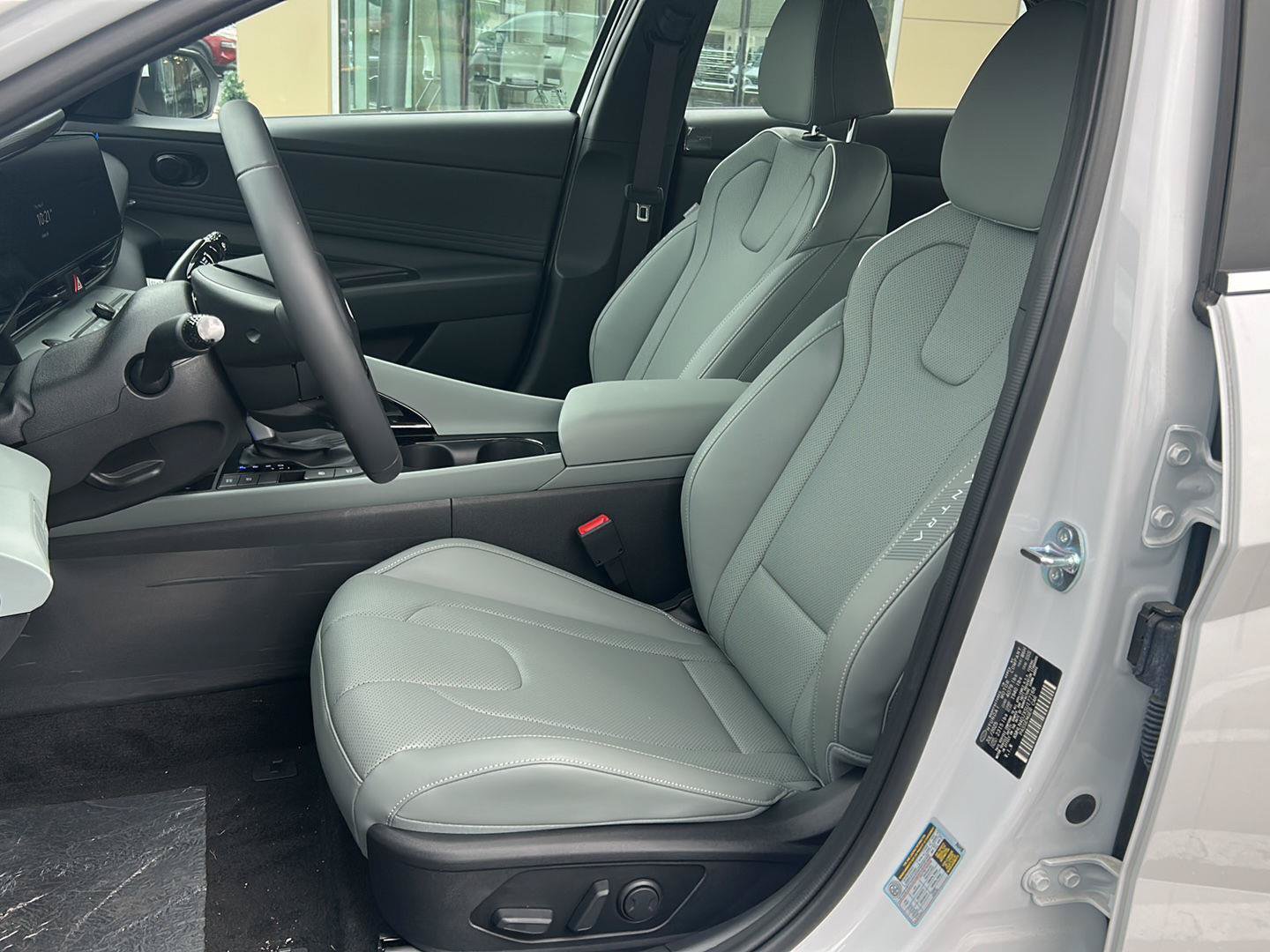 Certified 2025 Hyundai Elantra Limited FWD image 14