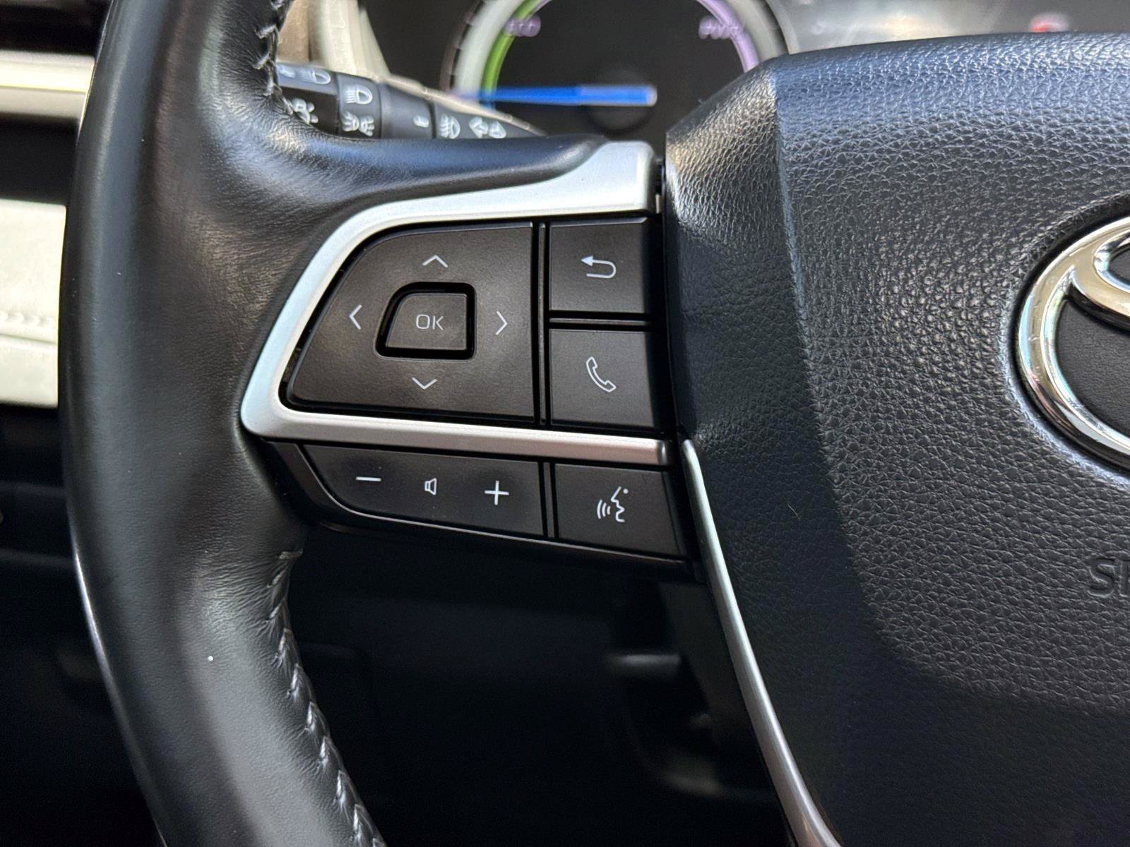 Used 2022 Toyota Highlander XLE AWD/4WD image 31
