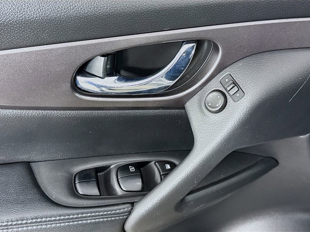 Used 2016 Nissan Rogue S image 17