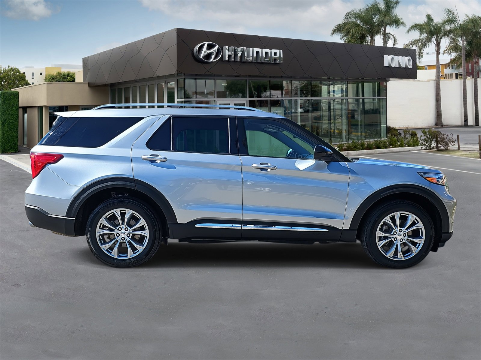 Used 2023 Ford Explorer Limited image 2