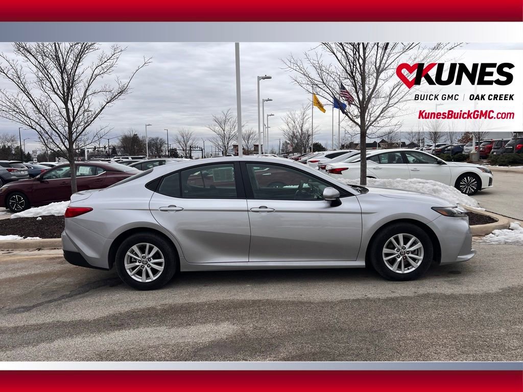 Used 2025 Toyota Camry SE image 4