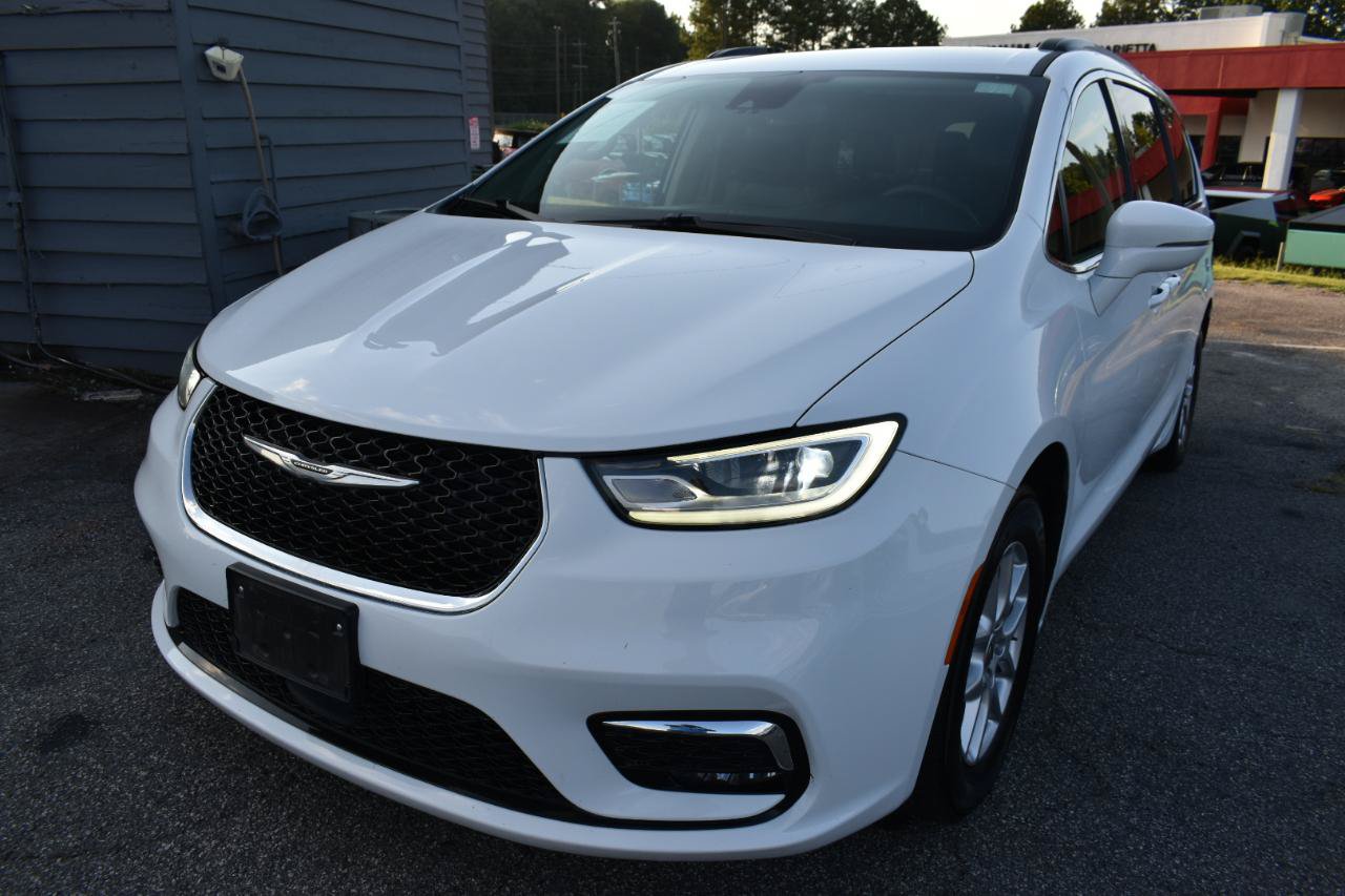 Used 2022 Chrysler Pacifica Touring-L FWD image 2