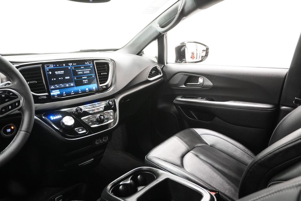 Used 2025 Chrysler Pacifica Select image 13