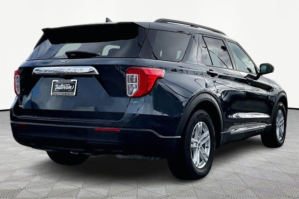 Used 2022 Ford Explorer XLT image 2