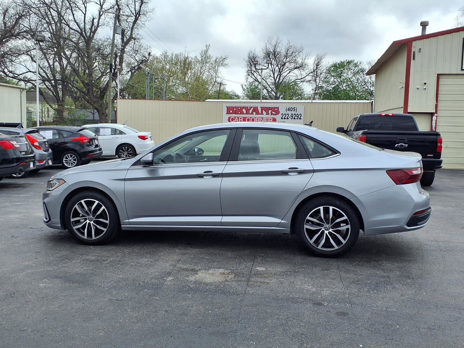 Used 2025 Volkswagen Jetta SE image 18