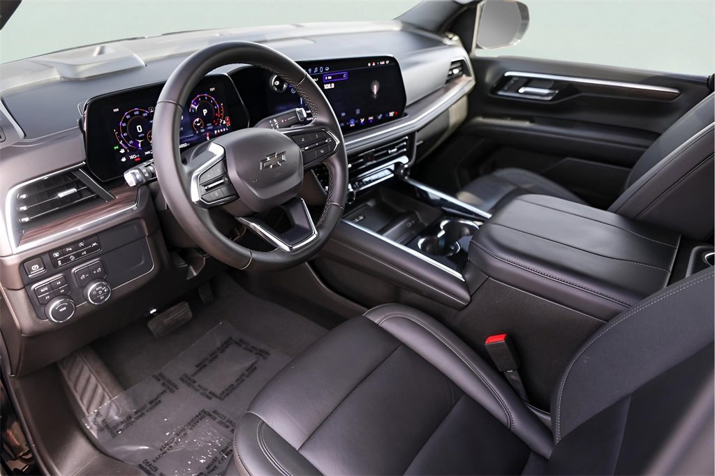 Used 2025 Chevrolet Suburban Z71 image 13