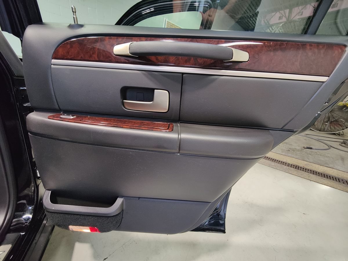 Used 2008 Lincoln Town Car Signature Limited RWD image 15