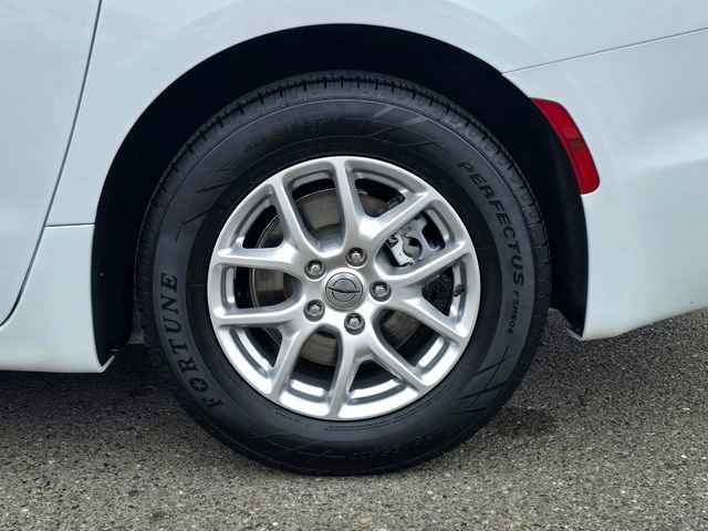 Certified 2024 Chrysler Pacifica Touring-L image 32