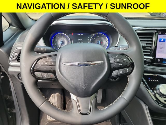 Used 2025 Chrysler Pacifica Limited FWD image 15