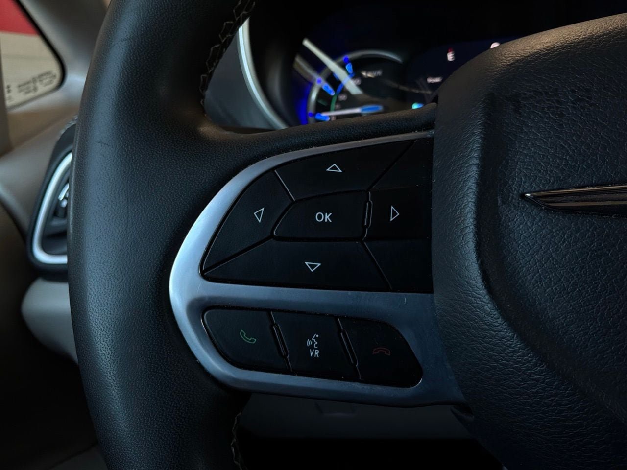 Used 2023 Chrysler Pacifica Touring-L FWD image 43