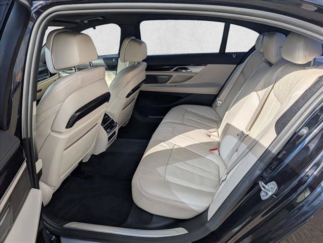 Used 2019 BMW 750i w/ M Sport Package RWD image 18