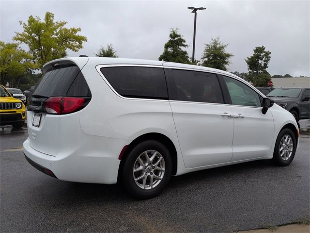 New 2025 Chrysler Voyager LX image 4