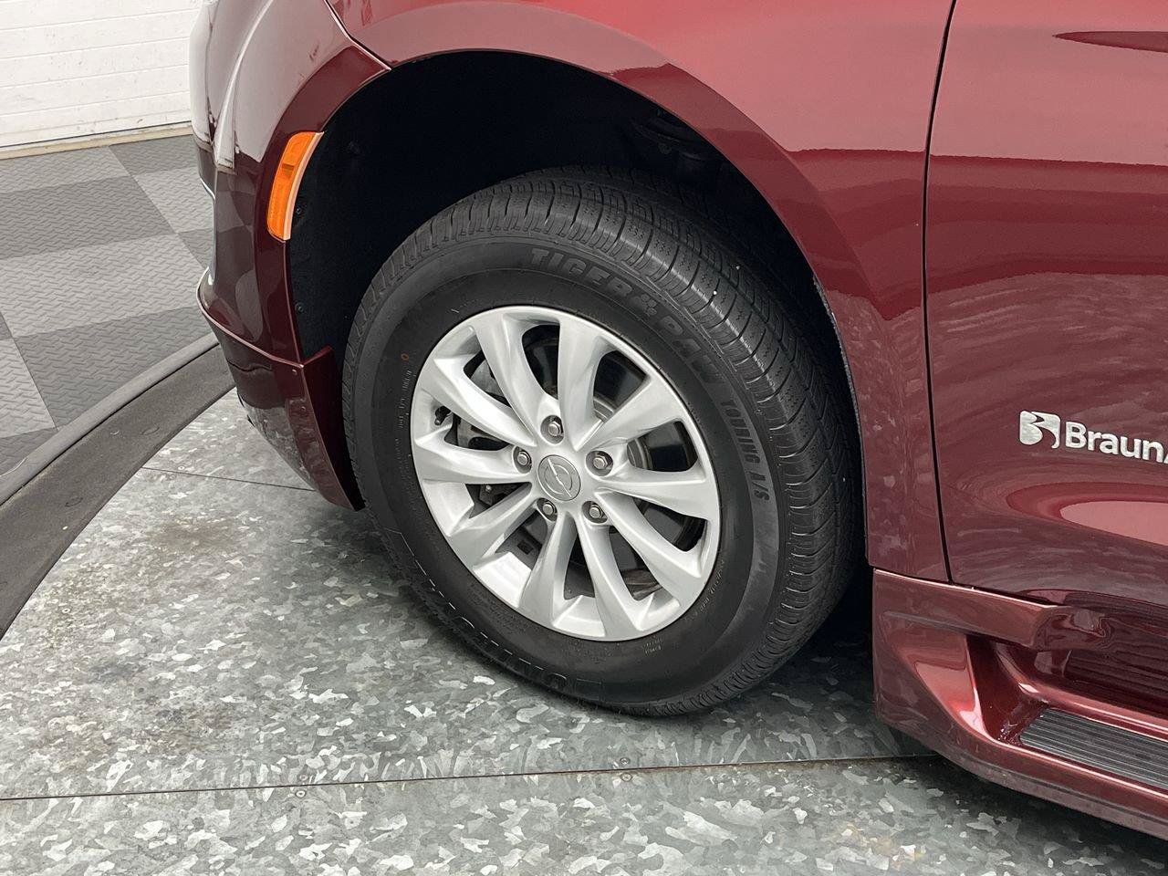 Used 2018 Chrysler Pacifica Touring Plus FWD image 28