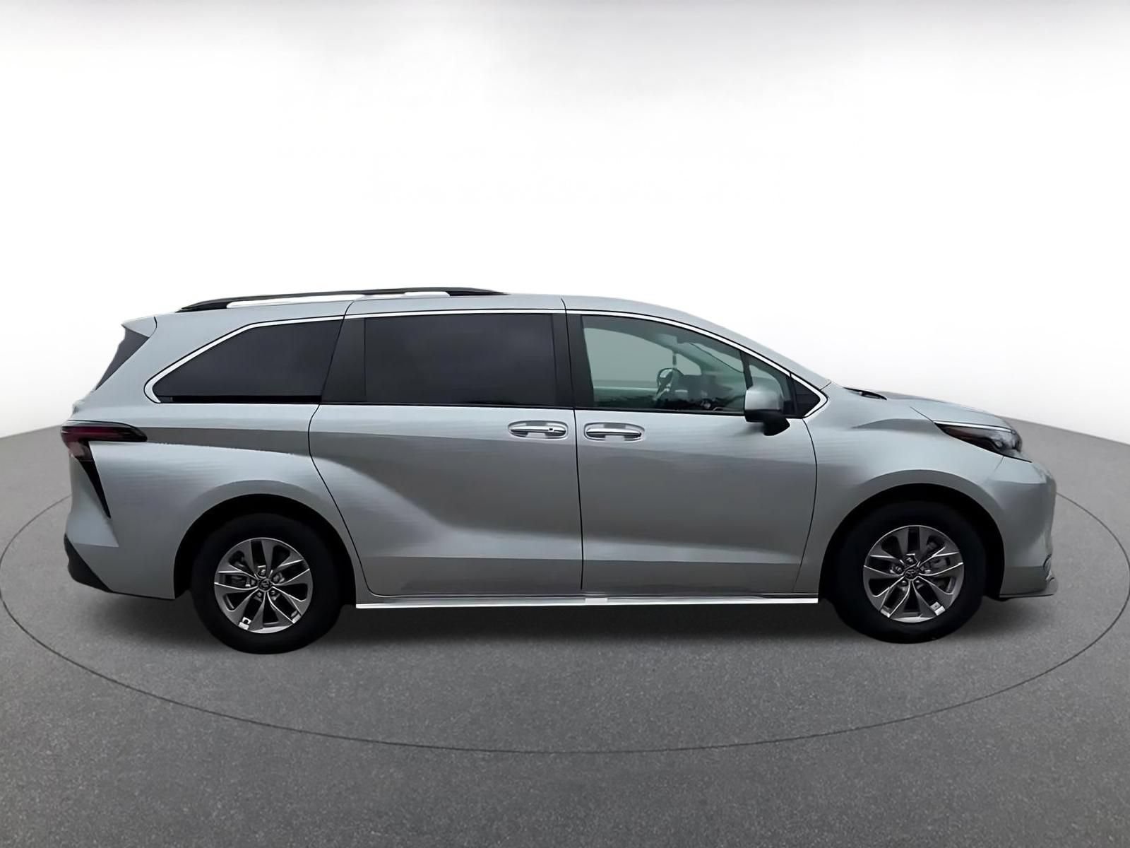 Used 2025 Toyota Sienna XLE FWD image 15